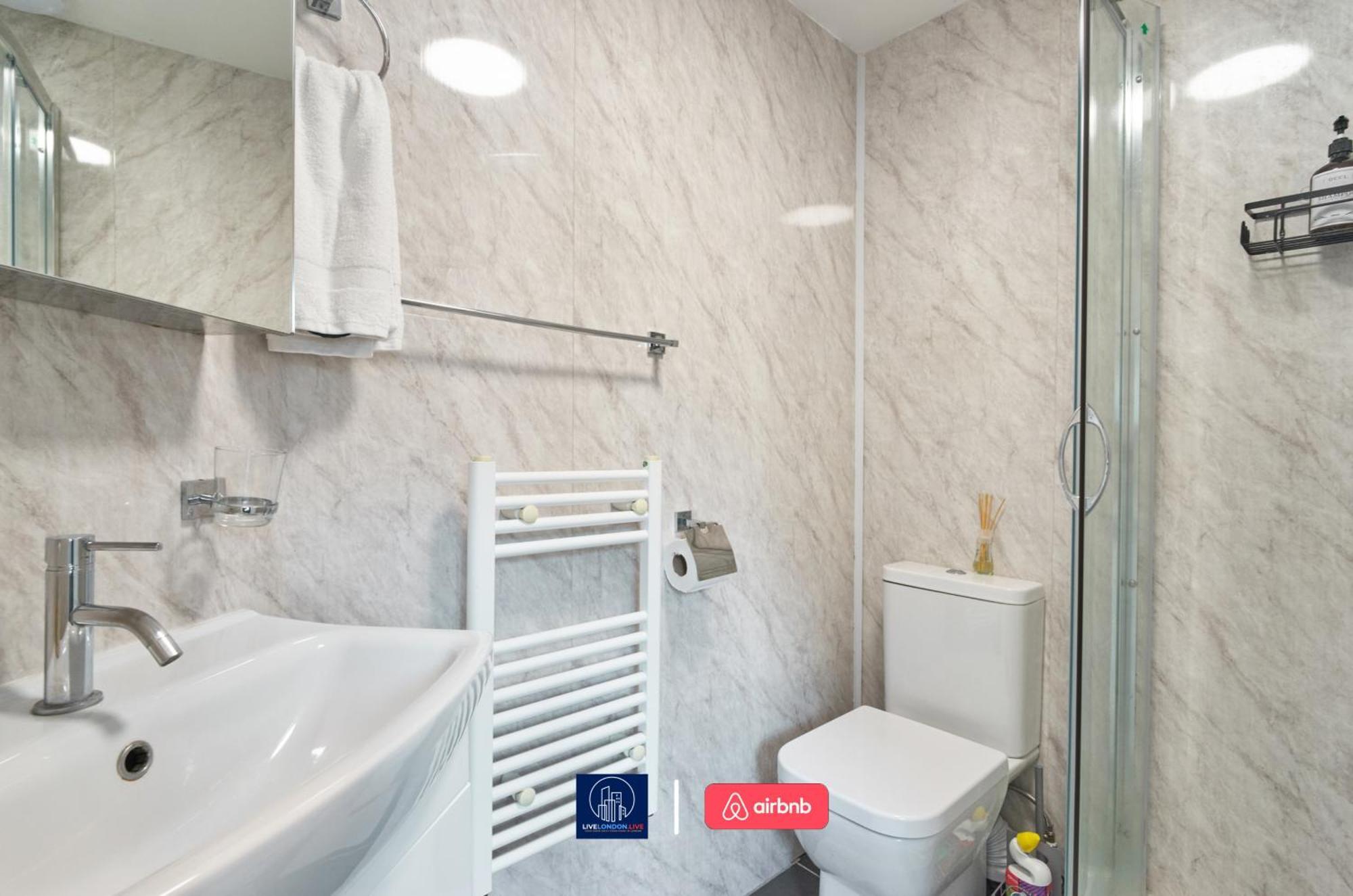 Last-Minute Specials L Sleeps Up To 4 Guests L One-Bedroom Apartment With King Bed And High Ceilings Near Camden By Live London Short Lets & Serviced Accommodation 외부 사진